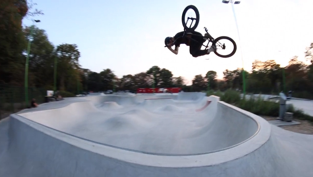 Betonwellen surfen in Düsseldorfs neuem Megapark: SIBMX präsentiert Adrian Warnkens "Summer of Conrete Surf"-Video aus der Bowllandschaft in Eller.