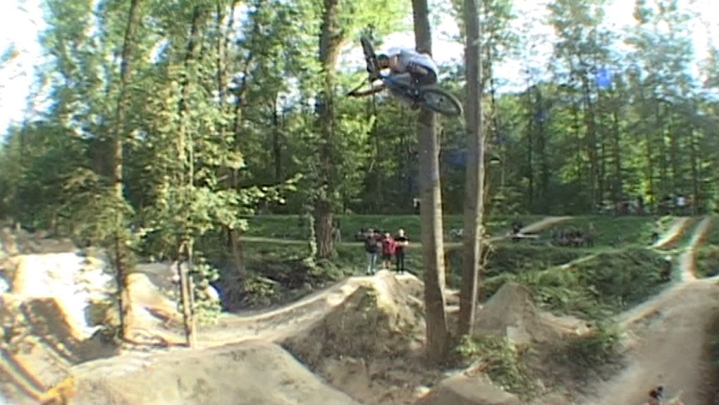 Die Möglichkeiten, sich an den Bibertrails in Landhut in die Luft zu katapultieren, sind nahezu endlos. Hier ist unser Video von der Boost & Steeze Session.