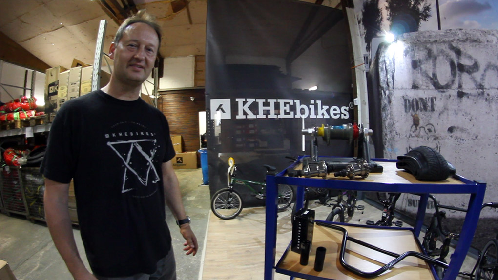 Happy Birthday, KHEbikes! Zum 30-jährigen Firmenjubiläum werfen wir einen Blick hinter die Kulissen bei Deutschlands Dienstältester BMX-Brand.