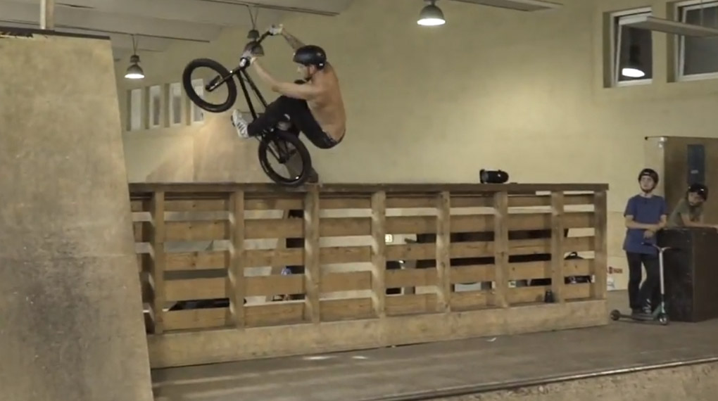 Ricky Felchner demonstriert in seinem neuen Video für den kunstform BMX Shop was man mit einer Hinterradbremse so alles anstellen kann.