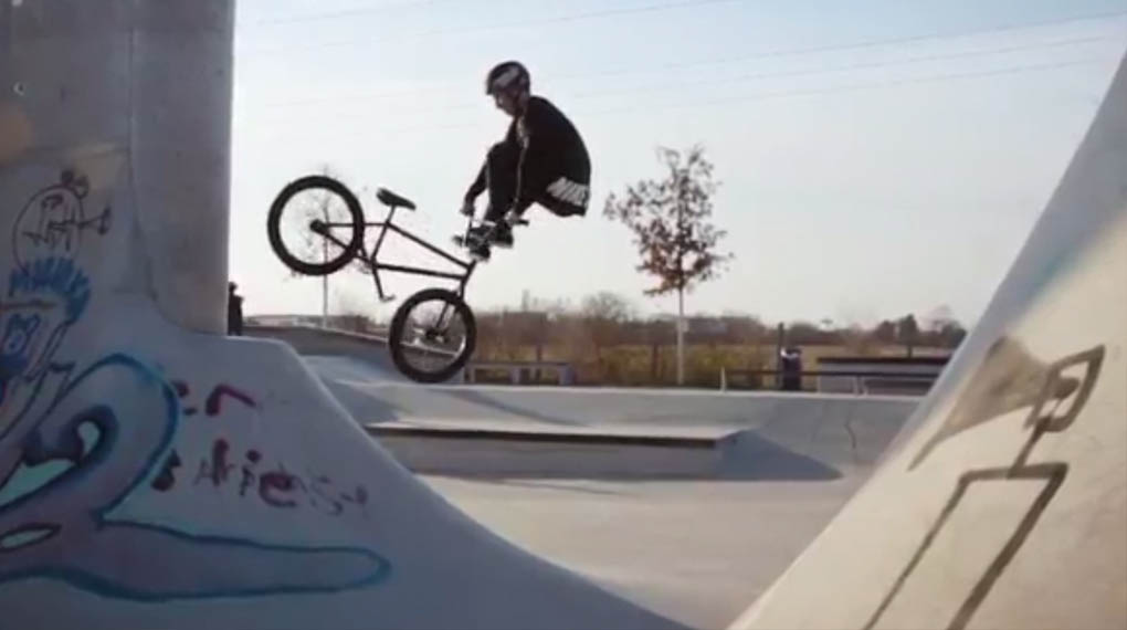 Robin Kachfi ist nicht nur der Haus- und Hoffilmer des kunstform BMX Shops, sondern macht bekanntlich auch vor der Kamera eine gute Figur.