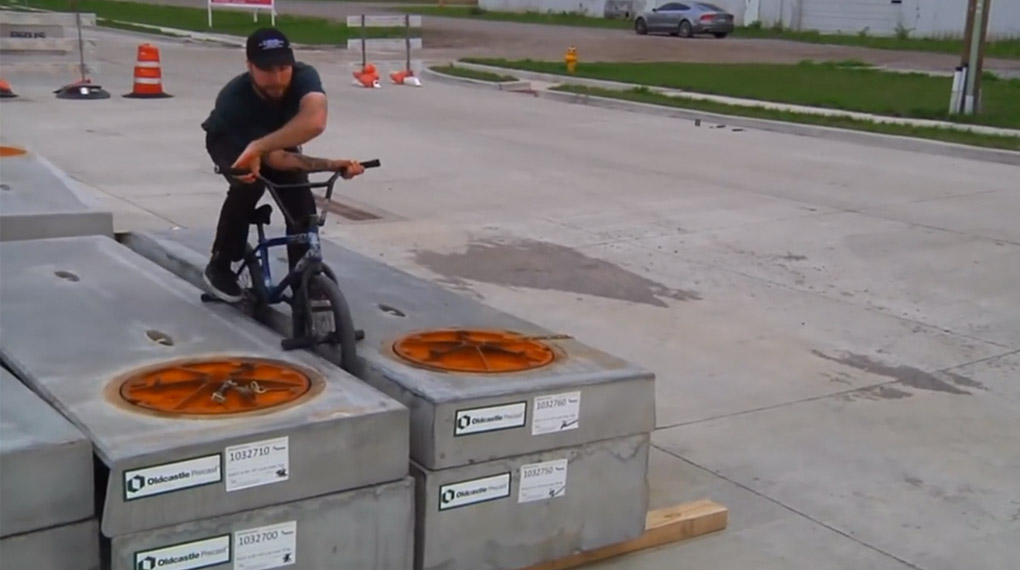 Ryan Howard hat nicht nur den Großteil der "Us/Them"-DVD gefilmt und geschnitten, sondern macht in seiner Section auch allerlei abstruse Spots platt.