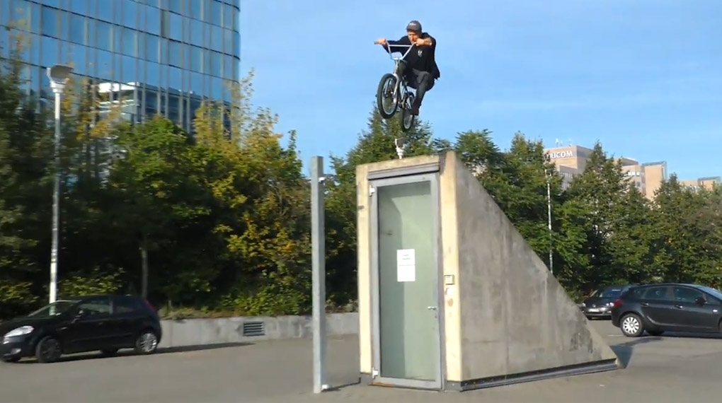 Slaytanic eröffnet mit 3 Minuten Vollgas auf den Straßen von Frankfurt, Berlin und Darmstadt das "Fake News"-Mixtape von der Ciao Crew.