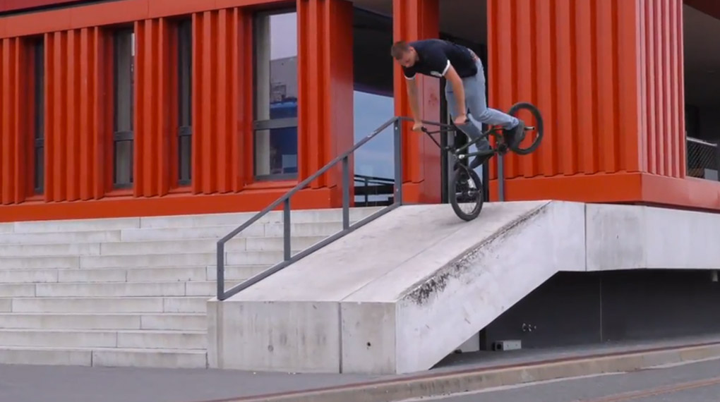 In der Friendssection auf dem "Fake News"-Mixtape der Ciao Crew treibt eine ganze Armada talentierter Crossradakrobakten ihr Unwesen.