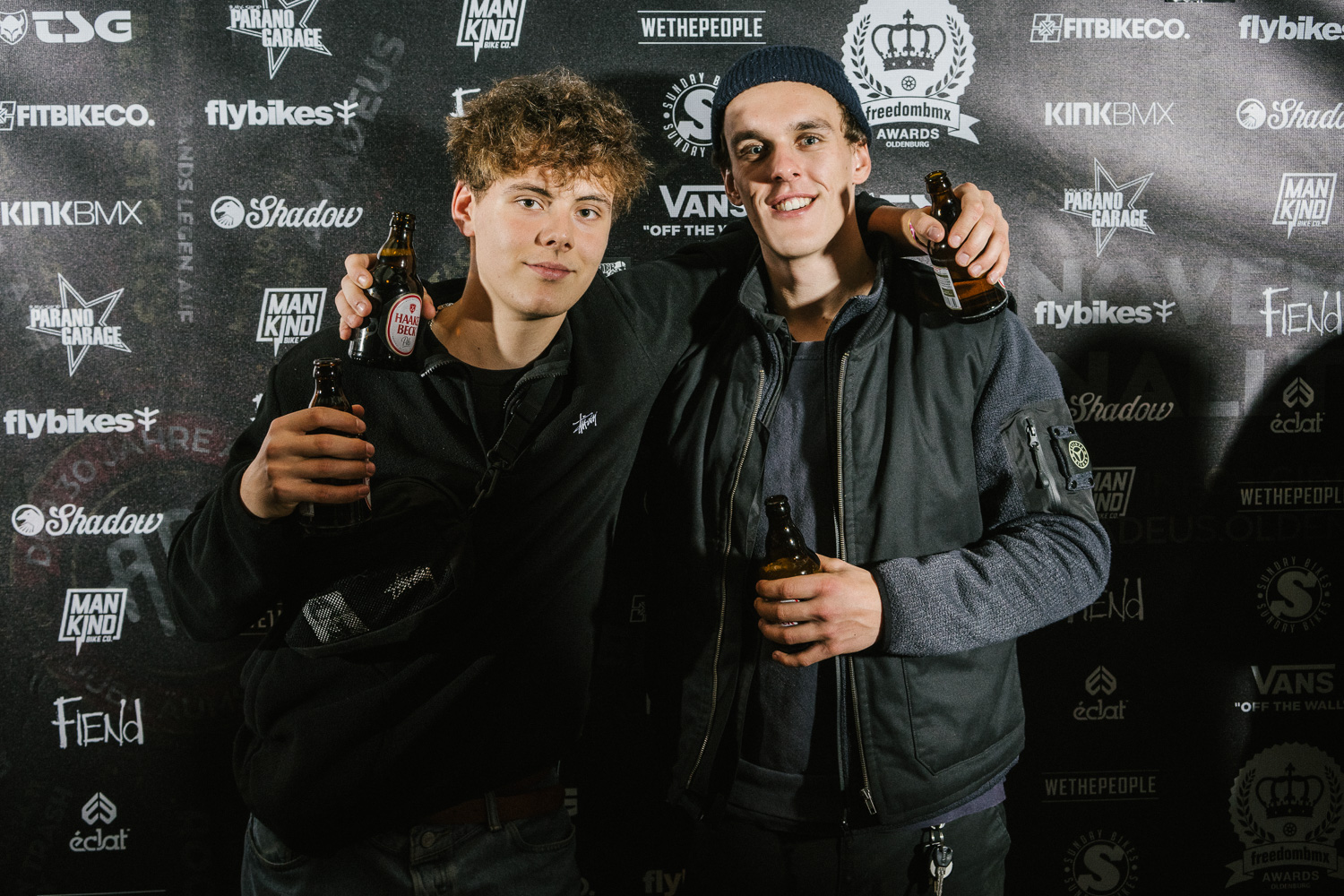 Mattes Torn und Dominik Betten üben schon mal für die demnächst anstehenden, gemeinsamen Reeperbahnbesuche, Dominik zieht nämlich in Kürze nach Hamburg