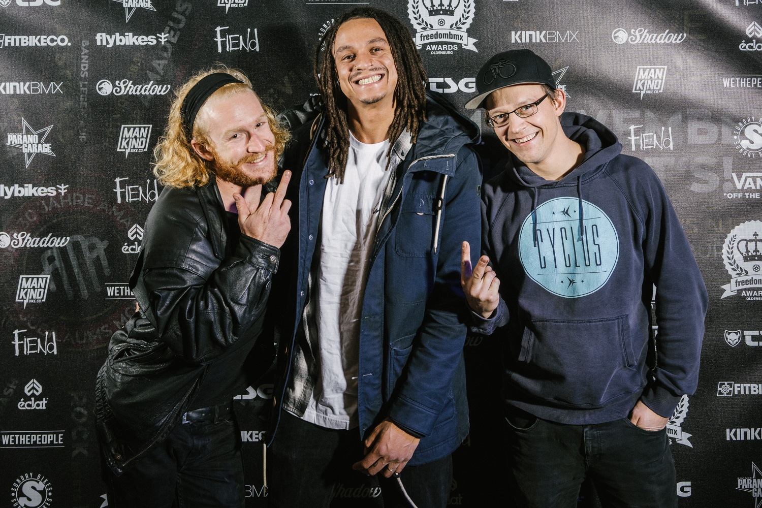 Da war die Welt für Slaytanic Tom (links), Markus Reuss (Mitte) und Pierre Hinze noch in Ordnung. Zwei der drei Herren auf diesem Foto wurden leider im Laufe des Abends von den Türstehern rausgeschmissen. Tut uns leid, Jungs!