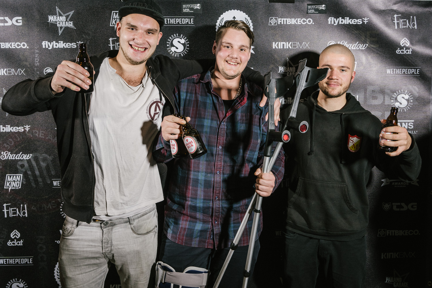 Florian Krätschmann (Mitte) kam auf Krücken zur Verleihung der freedombmx Awards 2018, weil er sich am Abend zuvor während unserer Open Session in der Skatehalle Oldenburg das Knie verletzt hatte. Wir wünschen gute Besserung!