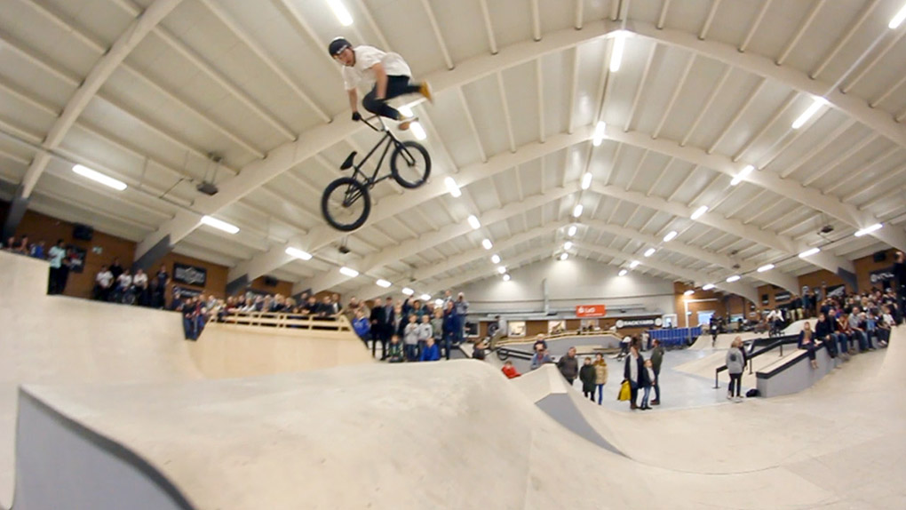 Bevor abends auf den freedombmx Awards eskaliert wurde, haben unsere Partygäste nachmittags zum Warmwerden die Skatehalle Oldenburg auseinandergenommen.