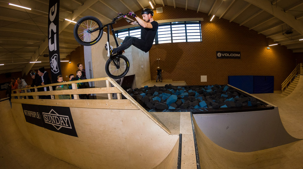 Erst ballern, dann feiern! Vor der Verleihung der freedombmx Awards 2018 stand eine Runde Zweiradspaß in der Skatehalle Oldenburg auf dem Programm.
