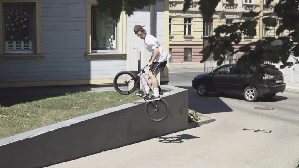 Hier sind einige bisher nicht verwendete Clips von den Streetsessions, die sich die kunstform-Boys auf der Simple Summer Session 2018 in Riga gegönnt haben.