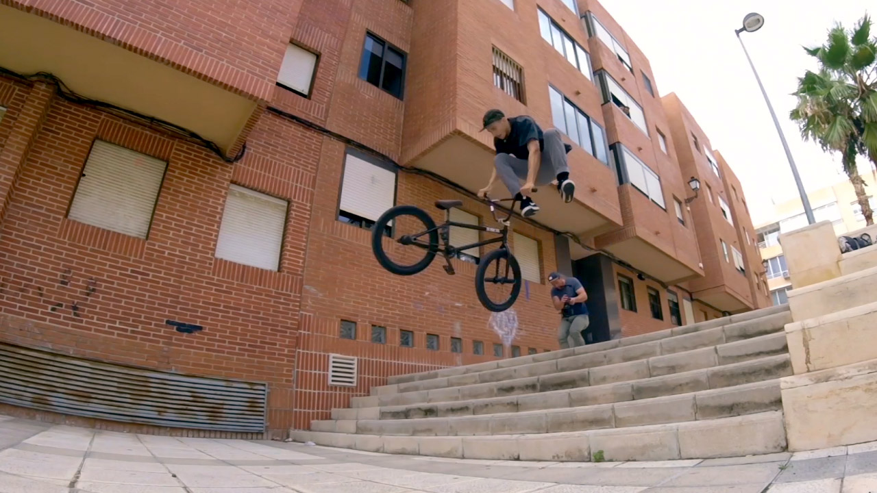 Kaum ist sein Welcome-Edit für den 360 Grad Sportshop online gegangen, da kommt auch schon das nächste Brett von Ondra Leo Miggisch um die Ecke.