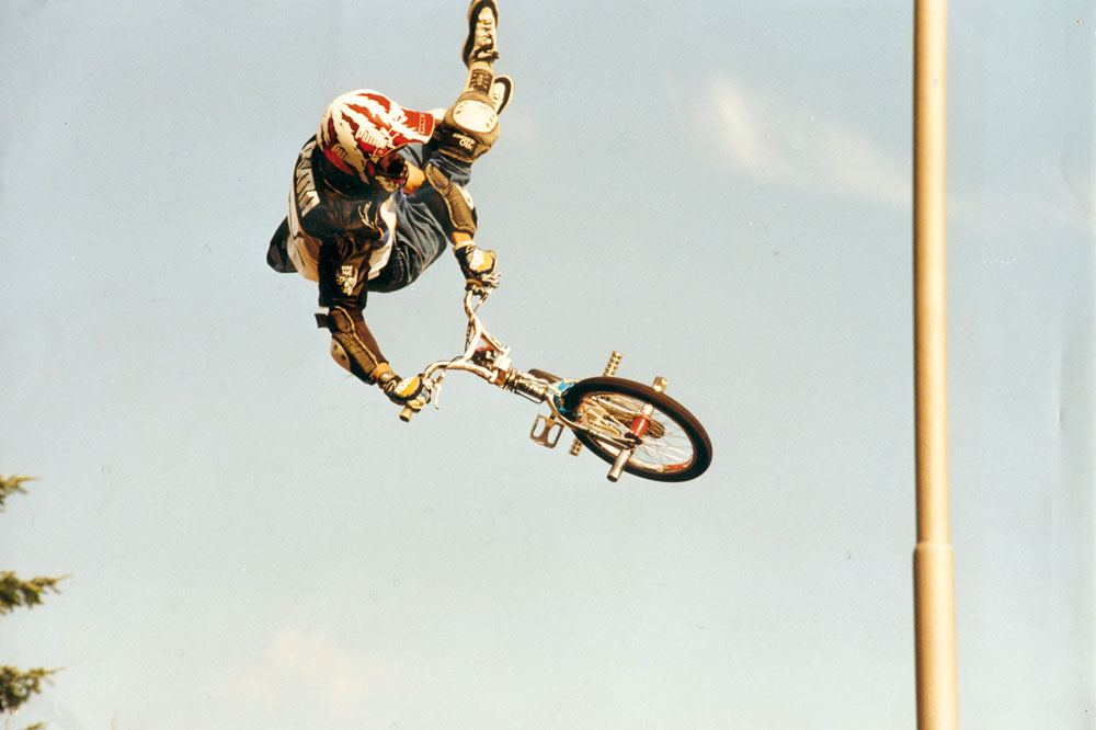 Nachdem KHEbikes Mitte der 90er Jahre zu der führenden Flatlandmarke aufgestiegen war, streckten Thomas und Wolfgang Göring ihre Fühler auch in andere Disziplinen aus. So designte der britische Vertfahrer Jason Davies 1996 den Beater-Rampenrahmen für sie und wenig später kam auch ein gewisser Jamie Bestwick an Bord (Foto), der nach seinem zweijährigen Sponsoring von KHEbikes X-Games-Medaillen im zweistelligen Bereich abstauben sollte