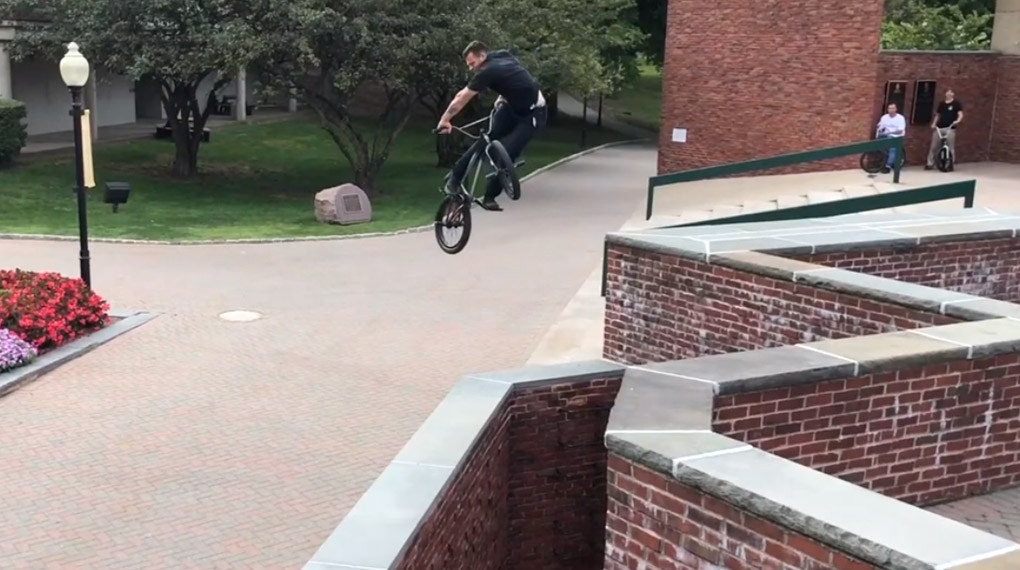 In "Live From NYC" bringen einige Flowfahrer von Animal Bikes sowie Augie Simoncini, Matt Miller und ein tighter Soundtrack unsere Köpfe zum Nicken.