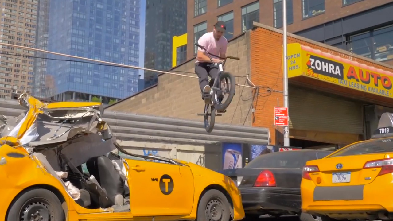 Billy Perry hat von Merritt BMX seine eigenen Signaturegriffe spendiert bekommen, die er in diesem Promovideo ein wenig in BCN und NYC spazieren fährt.
