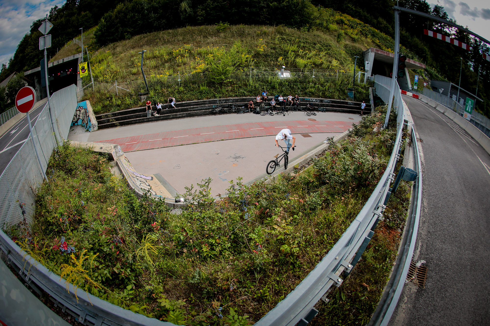 Diesen Spot zu fahren, war nicht ganz ungefährlich – und das lag nicht daran, dass er sich zwischen zwei Autobahnauffahrten befindet, sondern an dem roten Fahrradweg, auf dem die lokalen Bürohengste mit Hochgeschwindigkeit auf ihren Commuter Bikes in die City von Ljubljana düsen; Benjamin Petsch, Footjam Whip