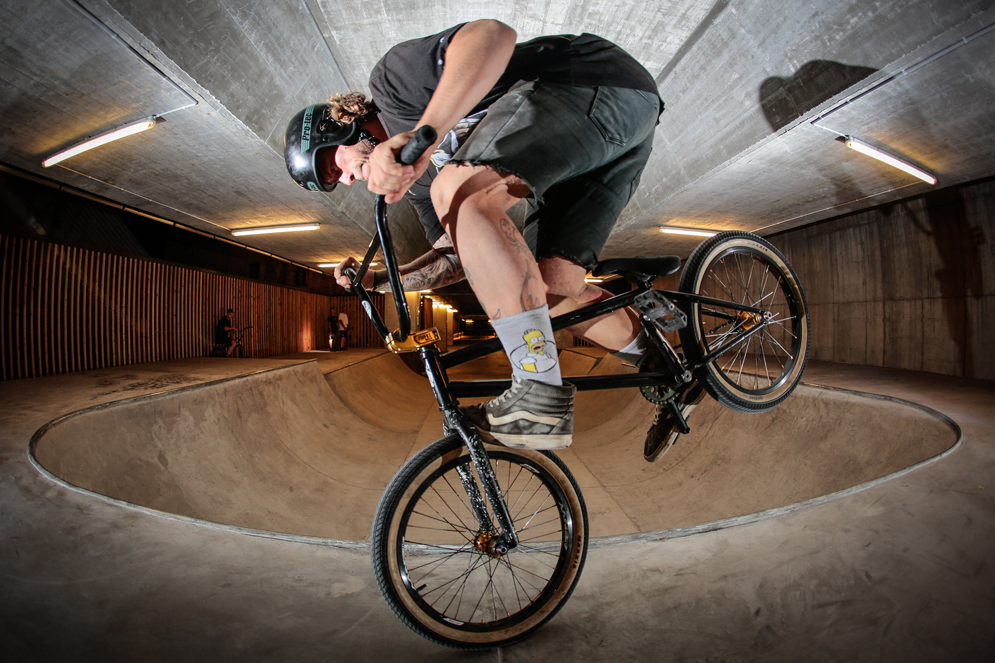 Homer scheint nicht so recht daran zu glauben, dass Nils Jacob den weiten Satz zurück in die Rampe schaffen wird, aber natürlich war diese Aufgabe für den am lustigsten gekleideten Fahrer auf der Come-Together-Tour kein Problem