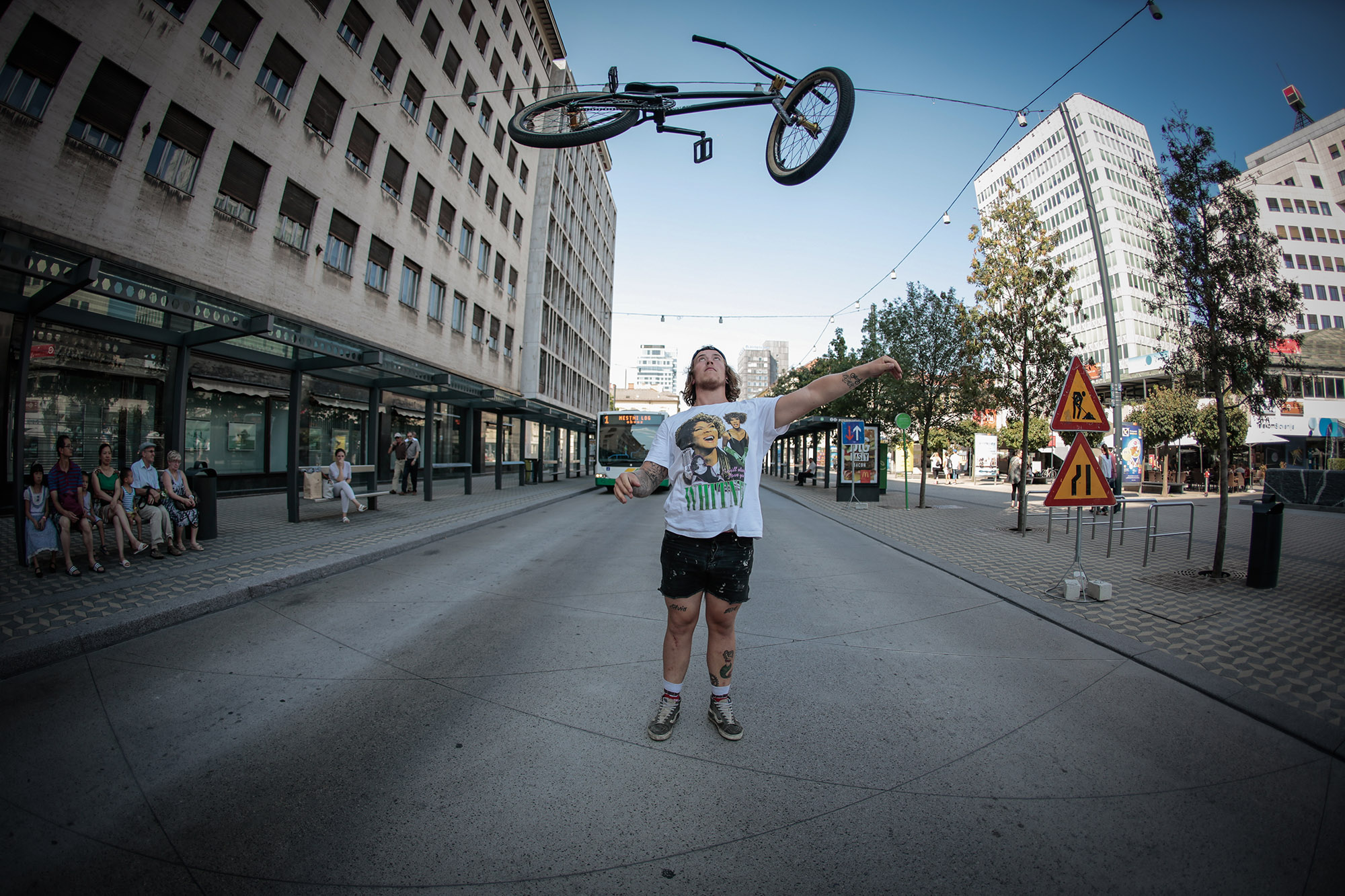 Noch mehr lustige Klamotten von Nils Jacob: T-Shirts mit dem Konterfei von Whitney Houston bekommen unsere Zustimmung …