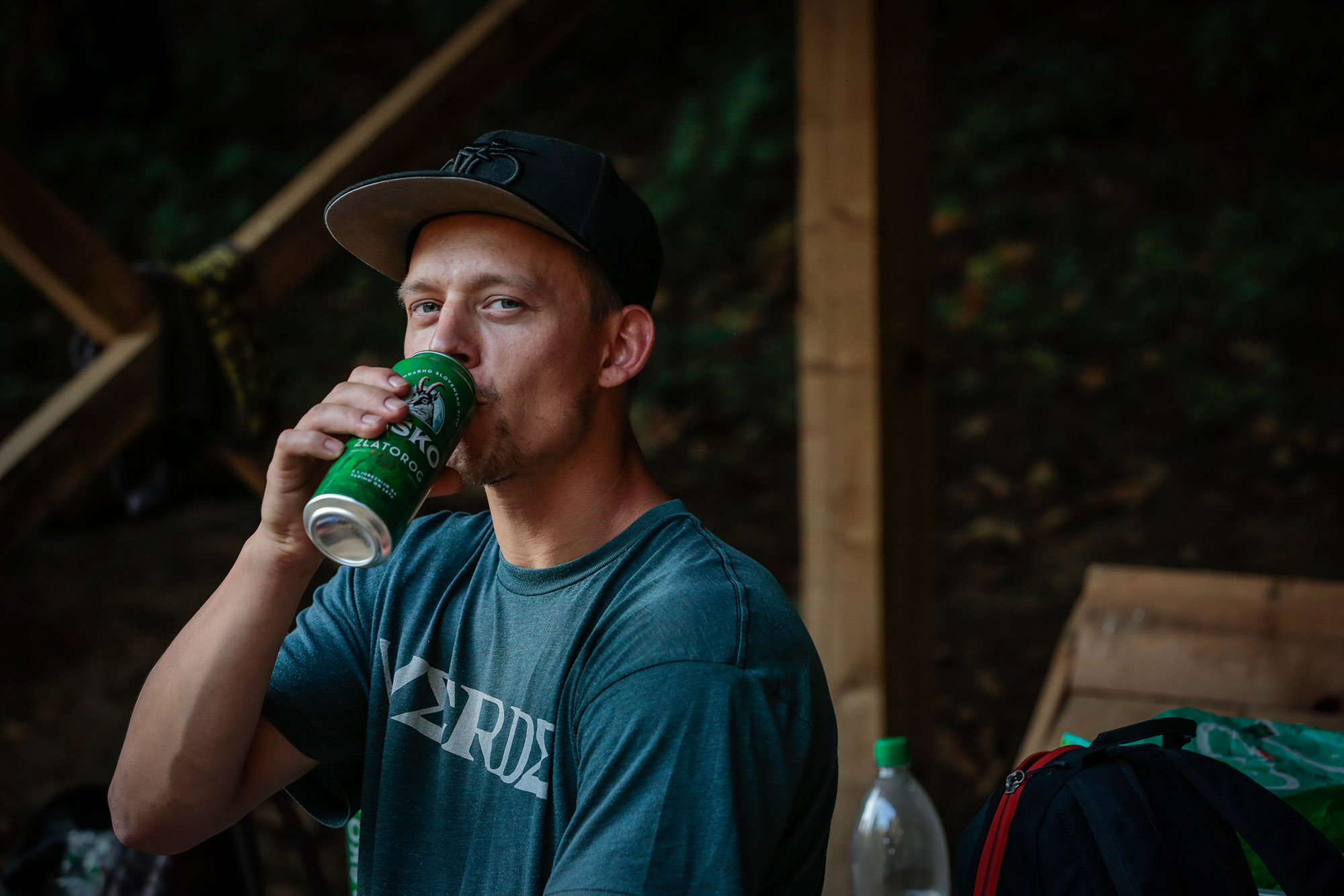 Pierre Hinze musste an den Divjana Trails leider angeschlagen auf der Ersatzbank Platz nehmen (mehr dazu weiter unten), aber das war halb so wild, denn wir hatten natürlich ein paar warme Dosen des Lieblingsgetränks von der Crew auf diesem Trip dabei
