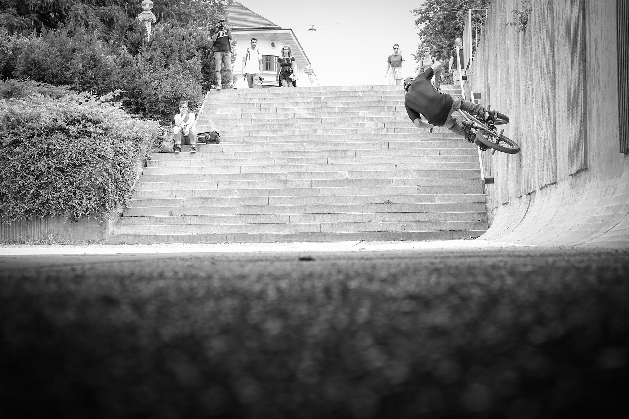 Erste richtige Session in Ljubljana, erster Spot, erster Trick: Während die anderen Jungs ihre Vorderräder noch nicht einmal in die Vertikale bekamen, stieß Pierre Hinze binnen kürzester Zeit in eigentlich unmögliche Höhen vor