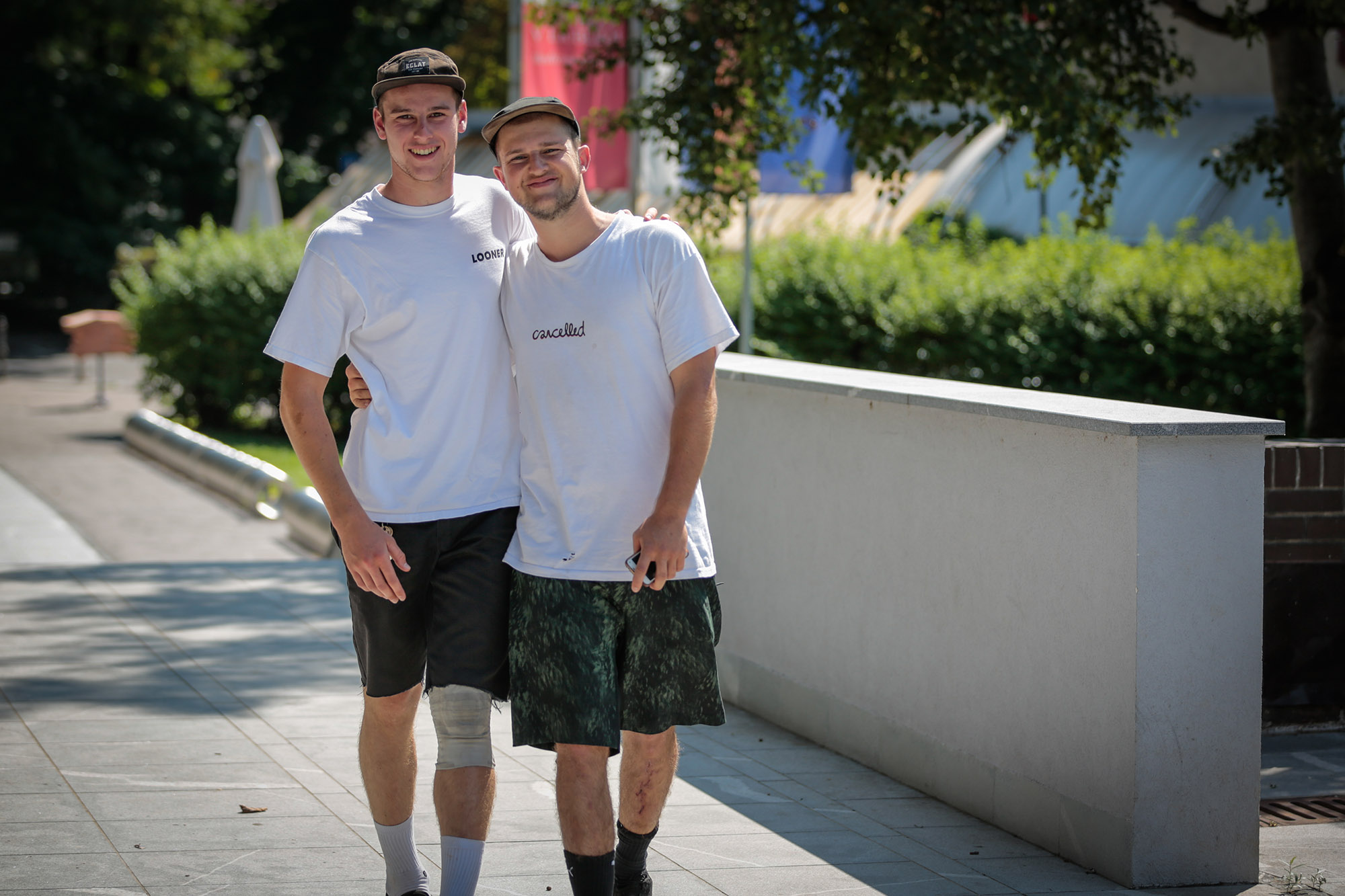 Das Traumpaar des Trips: In trauter Eintracht zerlegten Tom Weikert (links) und Johannes Winkelmann tagsüber reihenweise Streetspots und nachts die lokale Kneipenlandschaft