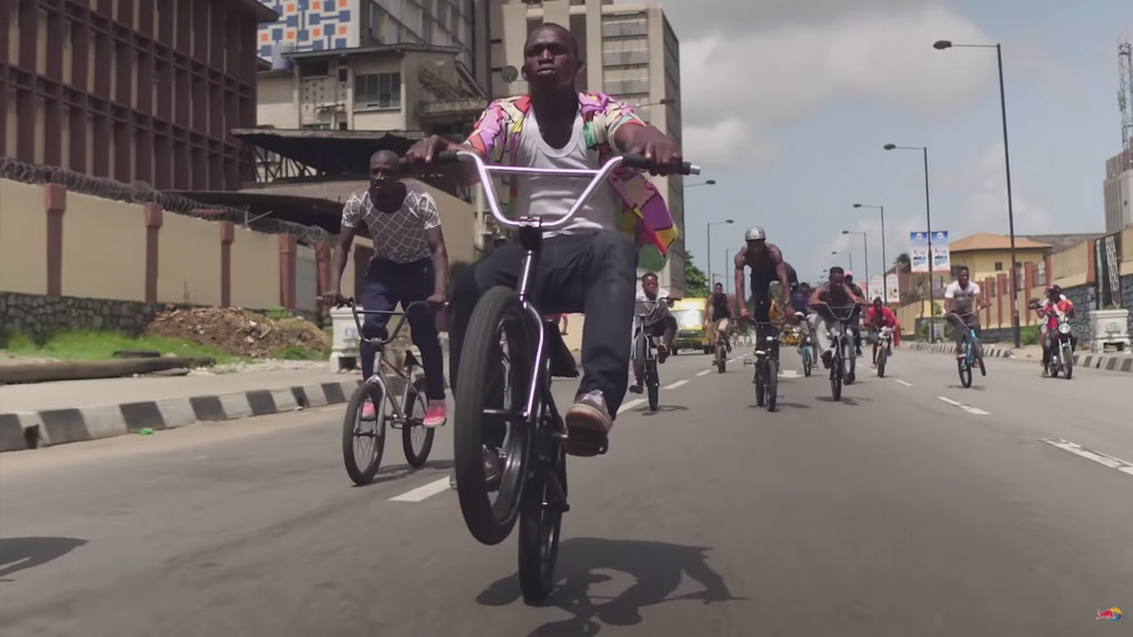 BMX kennt keine Grenzen! Für diese Reportage haben Fraser Byrne und Tyrone Bradley die BMX-Pioniere von Nigeria durch die Straßen von Lagos begleitet.
