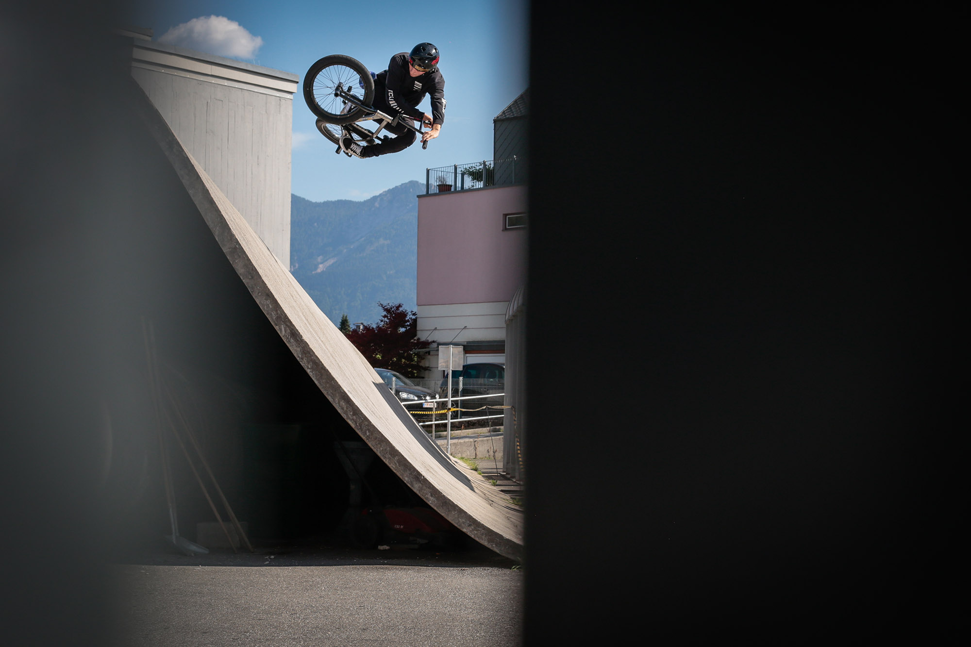 Auf dem Weg nach Ljubljana machten wir in Villach an der österreichisch-slowenischen Grenze Halt, wo sich auf einem Schulhof dieser Traumspot befindet, an dem sich Jannik Pertz fachgerecht verknotete