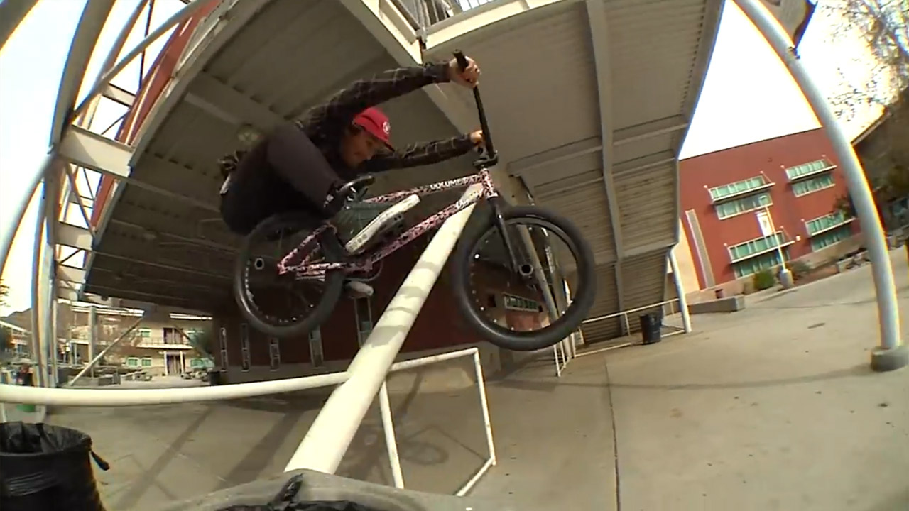 Broc Raifords Wessel-Signaturerahmen von Volume Bikes ist nun auch im pinkfarbenen "Disco Stew"-Colorway erhältlich. Hier ist das Promovideo dazu.