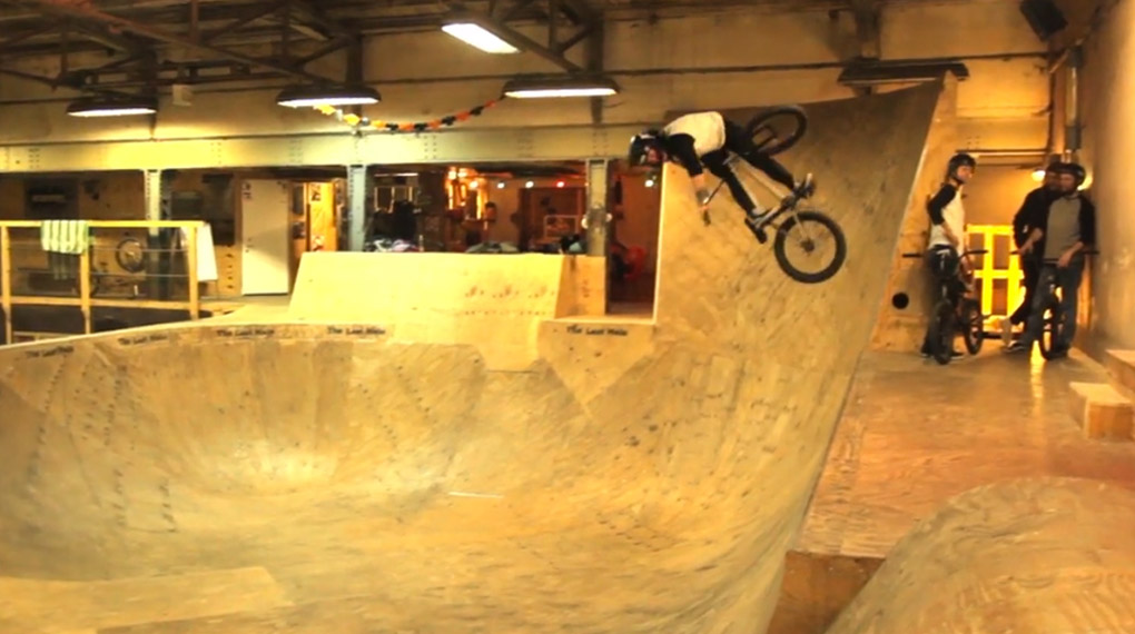 Jennifer Wohlrab spielt die Hauptrolle im ersten Video auf dem neuen YouTube-Kanal des The Last Hole Skateparks in Hohenfichte (Sachsen).