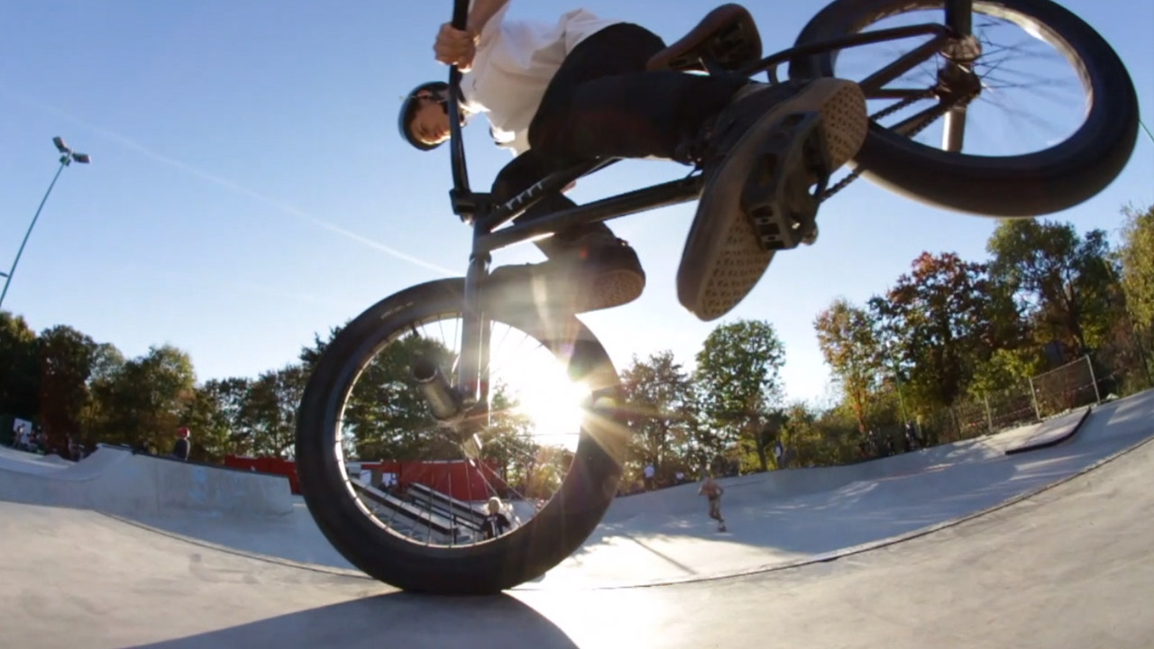 Massiert! Für dieses Video hat sich Christopher Bauer Deutschlands größten Betonpark vorgeknöpft, den Skatepark Eller in Düsseldorf.