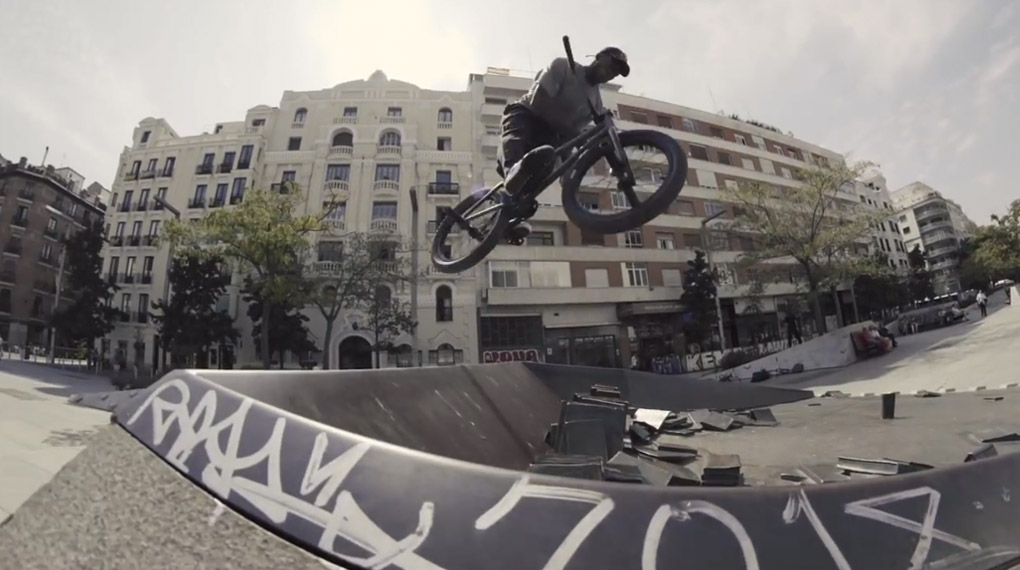 Schmecki! Courage Adams und Devon Smillie zeigen ihn den Promovideos für ihre jeweiligen Signaturelines von Flybikes Streetleckerbissen vom Allerfeinsten.