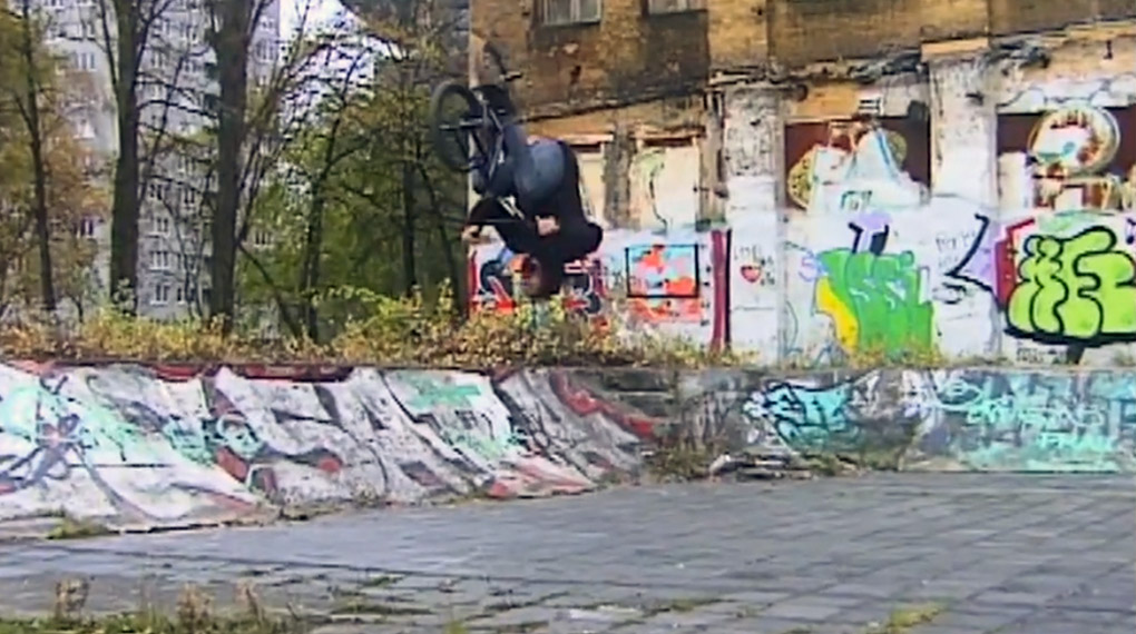 Berlin ist randvoll mit guten Streetspots und für dieses Video hat sich der kunstform-Fahrer und Wahlberliner Jonas Bader einige davon vorgeknöpft.