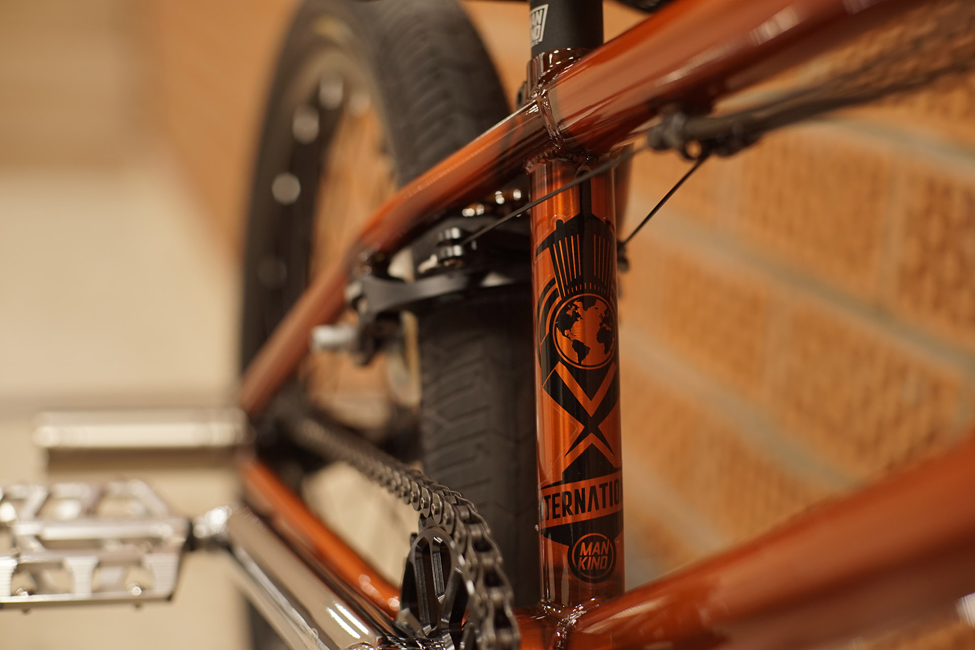 Der International von Mankind Bike Company hat mit 7,4" eine recht niedrige Standoverhöhe, was Tailwhips deutlich erleichtert