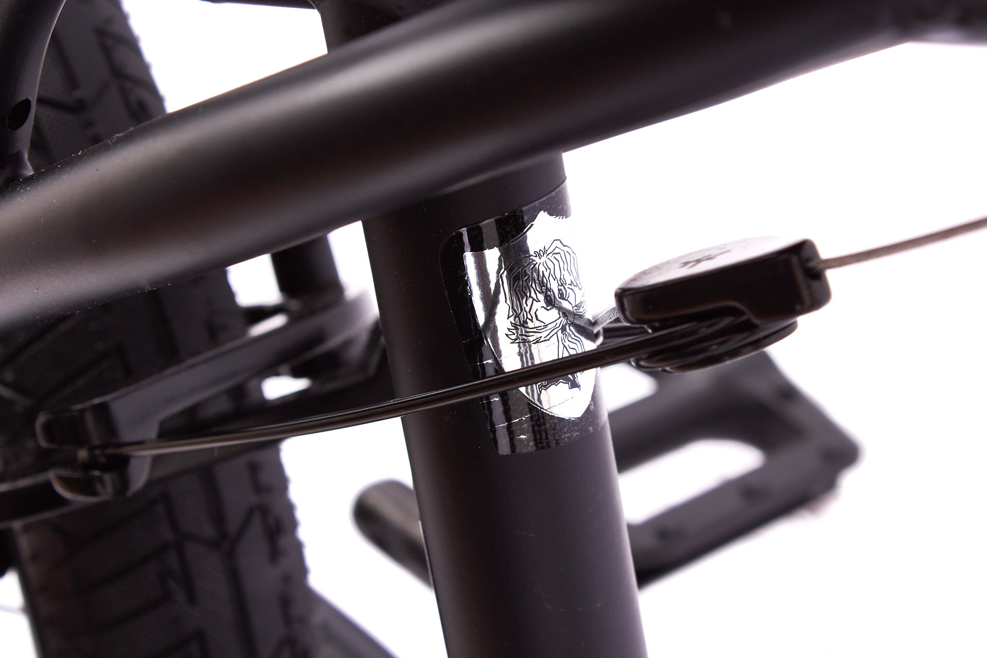 Ein perfekt eingestellter Rotor ist wertlos, wenn die Bremse schlecht ist. Und aus diesem Grund hat man bei KHEbikes hinten eine der besten U-Brakes verbaut, die es derzeit auf dem Markt gibt: die Flybikes Springhanger