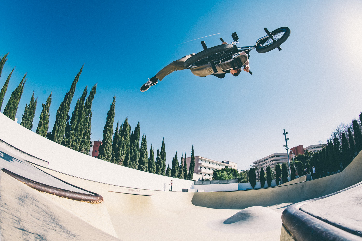 Wenn man Miguel Smajli heutzutage fahren sieht, könnte man fast vergessen, dass er einen Großteil seines Lebens in Skateparks verbracht hat. One Footed X-Up up there!