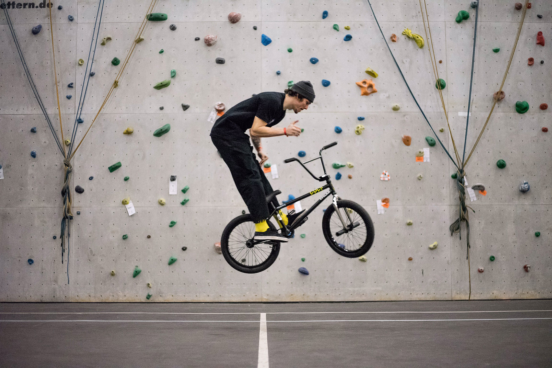 Aaron Barspin mit einem Barspin Bunnyhop in den AbenteuerHallenKalk