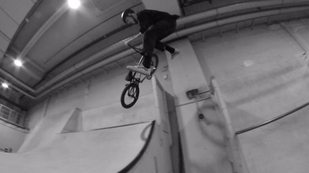 Angelo Kurtz hat sich für dieses Video vier Stunden lang die Rundungen der P5 Skatehalle vorgeknöpft. Hier ist die Clipausbeute seiner nächtlichen Session.