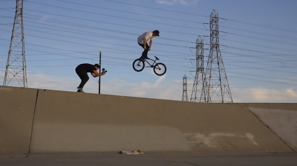 Dillon Lloyd läutet das #yearofthebuck mit einem Bangervideo für wethepeople ein. BÄM!