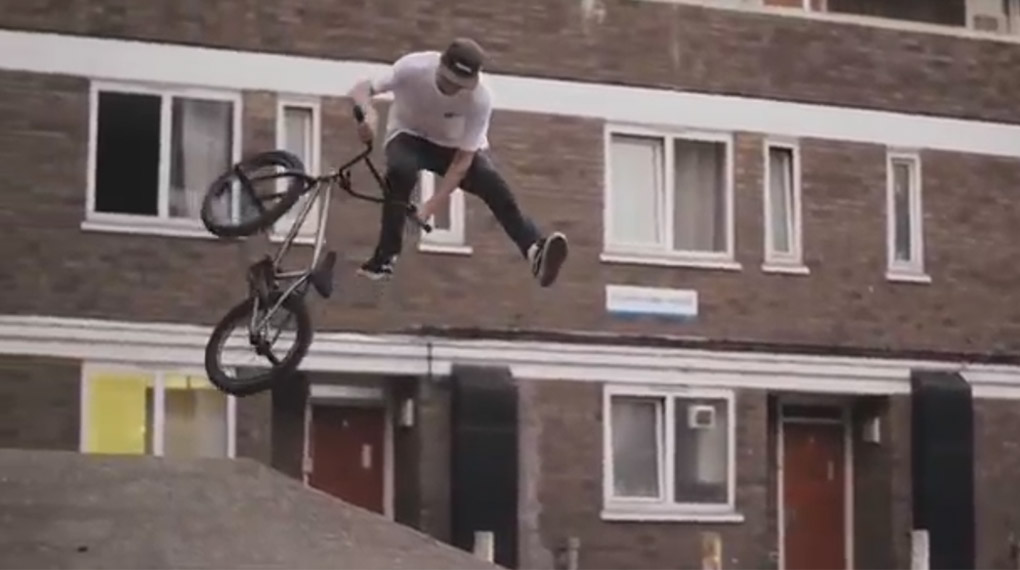 Für diese Folge der "FTS"-Reihe hat Rich Forne neben vielen schrägen Vögeln vor allem die Mittelfinger des Federal-Teams auf den Straßen von London gefilmt.