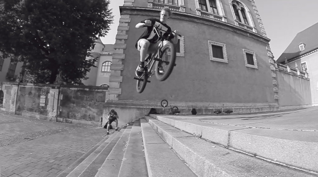 Flo Ehrl hat im vergangenen Sommer ein paar richtige gute Clips auf den Straßen von München und Umgebung gestackt. Check it out, Oida!