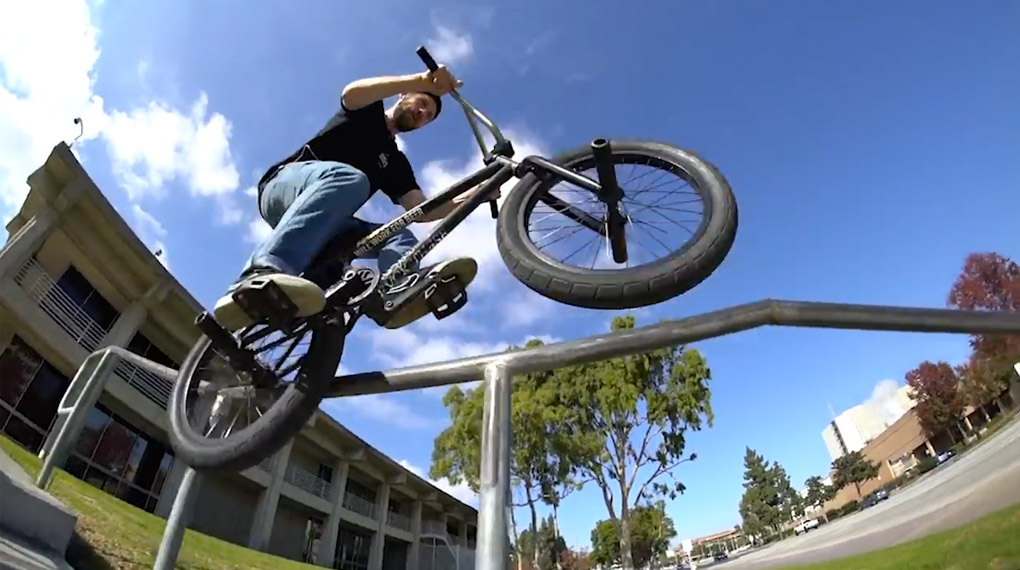 Liam Zingbergs zerlegt in seinem neuen Video für BSD ein paar Cali-Spots und hat dabei den vielleicht besten Sticker ever am Unterrohr kleben.