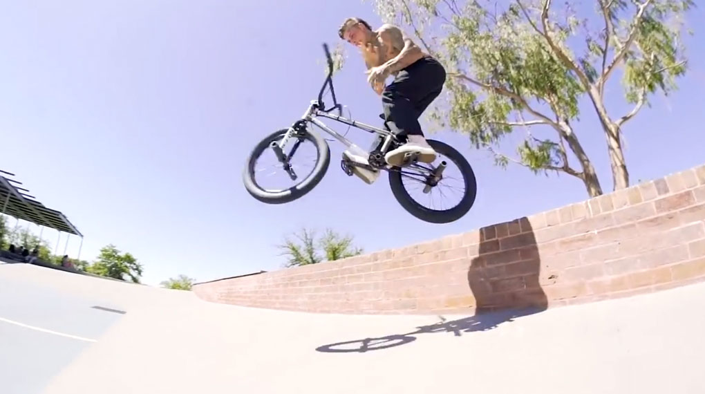 Zwei Bremsen und trotzdem street af? Der australische Colony-Fahrer Paul Cooper aka Polly macht in diesem Video das Unmögliche möglich. Check it!