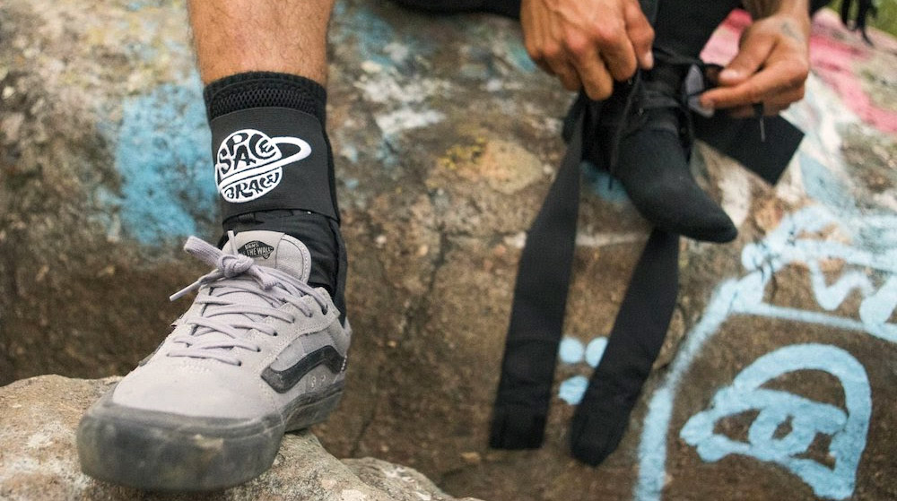 Die Space Brace hilft bei Knöchelproblemen und beugt ihnen sogar vor. Ab sofort ist der innovative Knöchelstutz in Europa über Sport Import erhältlich.