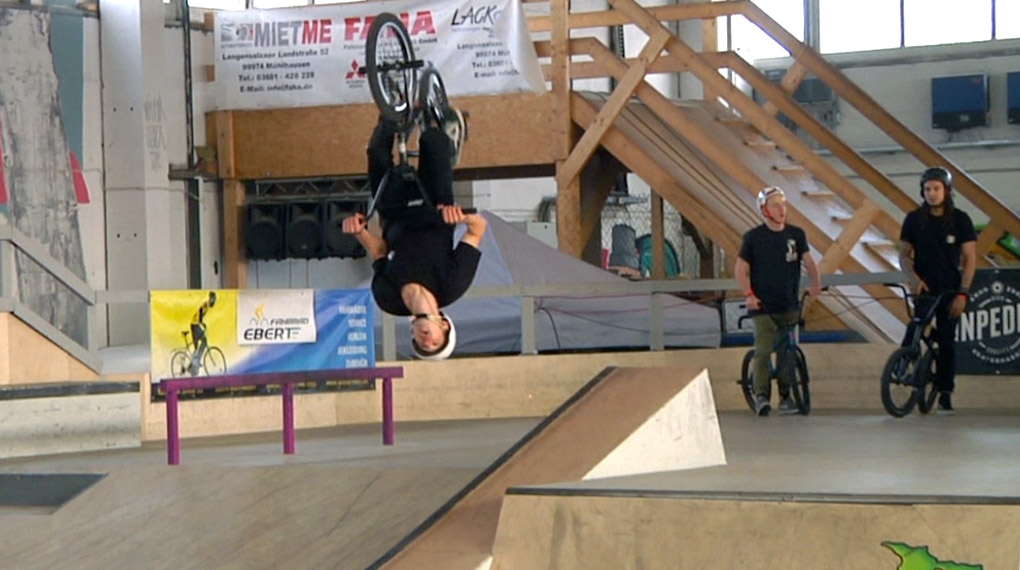 Hier entlang für all jene sehenswerten Clips und Fails, die es nicht in unser Hauptvideo von den BMX Winterspielen im Thuringia Funpark geschafft haben.