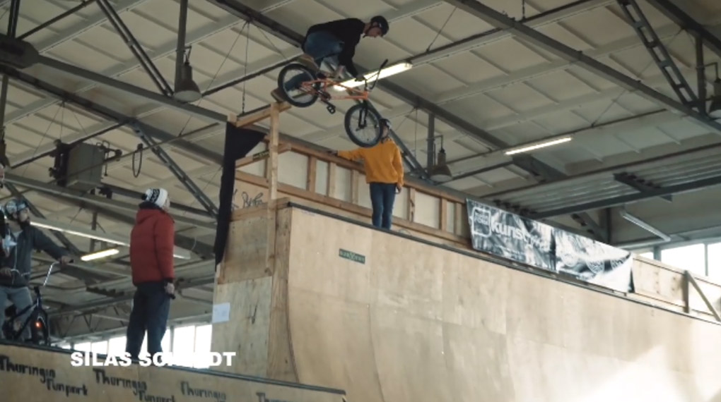 Als Ergänzung unserer eigenen Berichterstattung von den BMX Winterspiele 2019 empfehlen wir dieses Video des kunstform BMX Shops aus dem Thuringia Funpark.