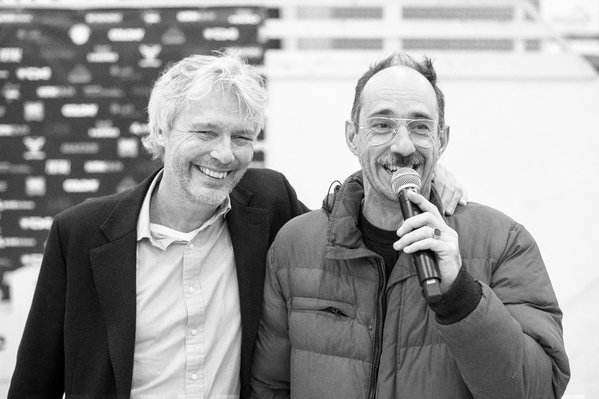 Max Tuchtenhagen (rechts) führte gewohnt charmant durchs Programm, während der Herr rechts im Bild maßgeblich dafür verantwortlich ist, dass es die neue Skatehalle Oldenburg überhaupt gibt. Werft eure Hände zusammen für den 1. Vorsitzenden des Backyard e.V., Ubbo de Witt!