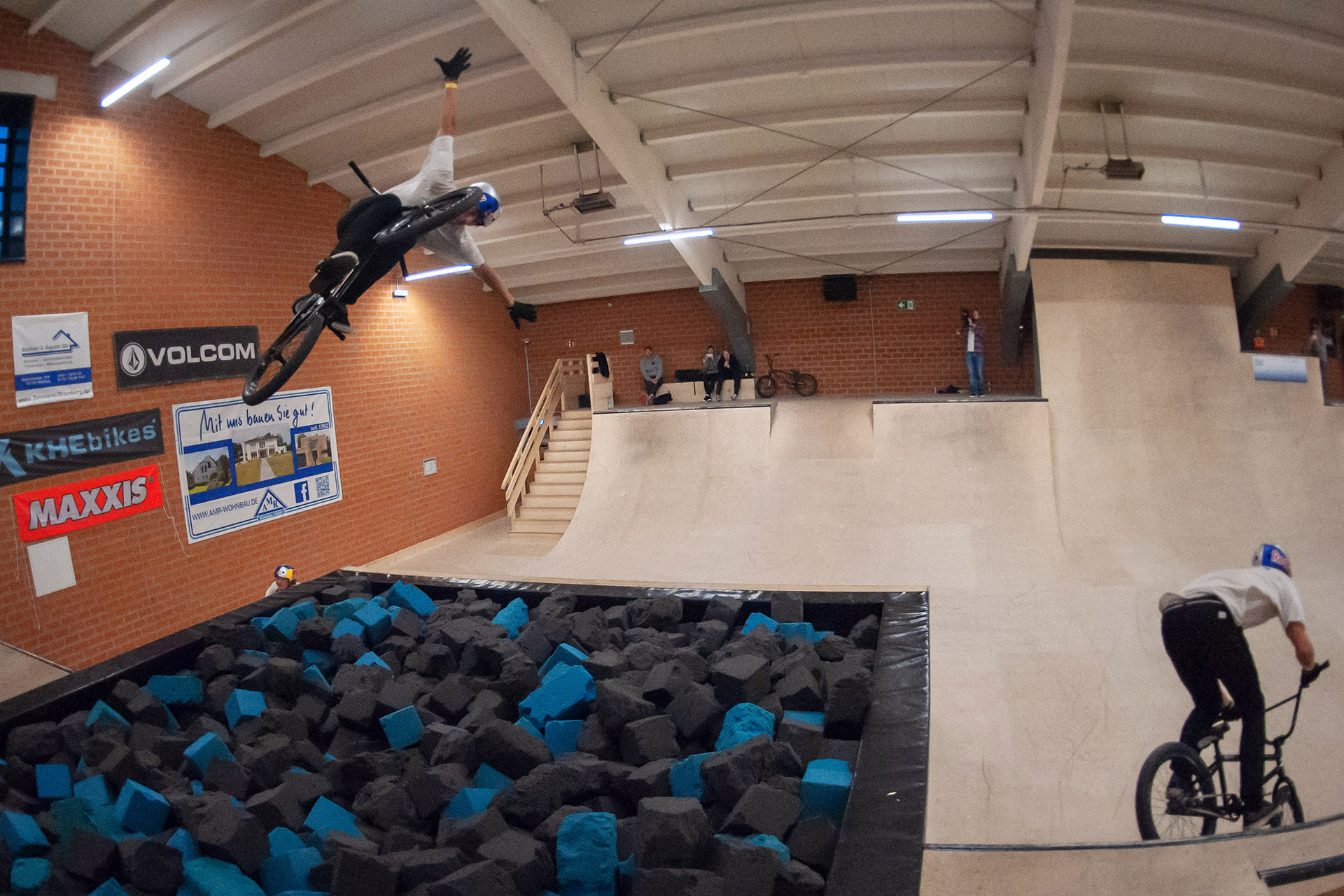 Nachdem Paul Thölen während der German Open am Wochenende vorher nur "normal" über das Foampit in der Skatehalle Oldenburg geairt war (was ist daran bitte normal?!), setzte er beim 
