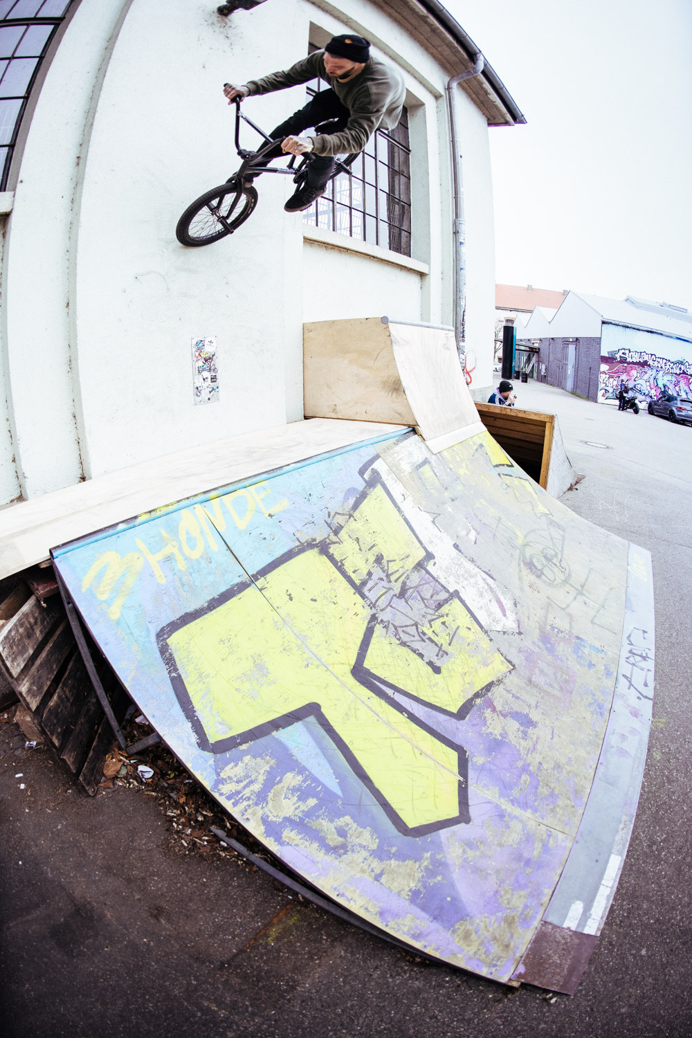 Stephan Götz riskierte ausnahmsweise nicht sein Leben und war nur auf Steezyness gepolt. Footjam an der Wand