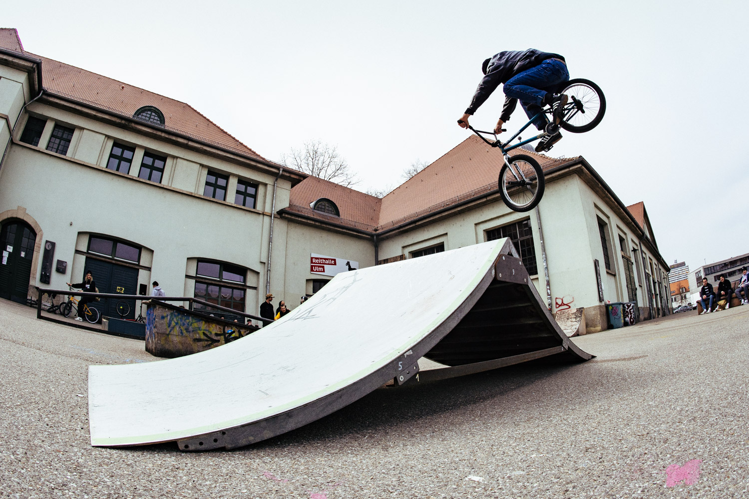 David Schaller trug Lederjacke und machte gedippte 180s als das Wetter noch mitspielte