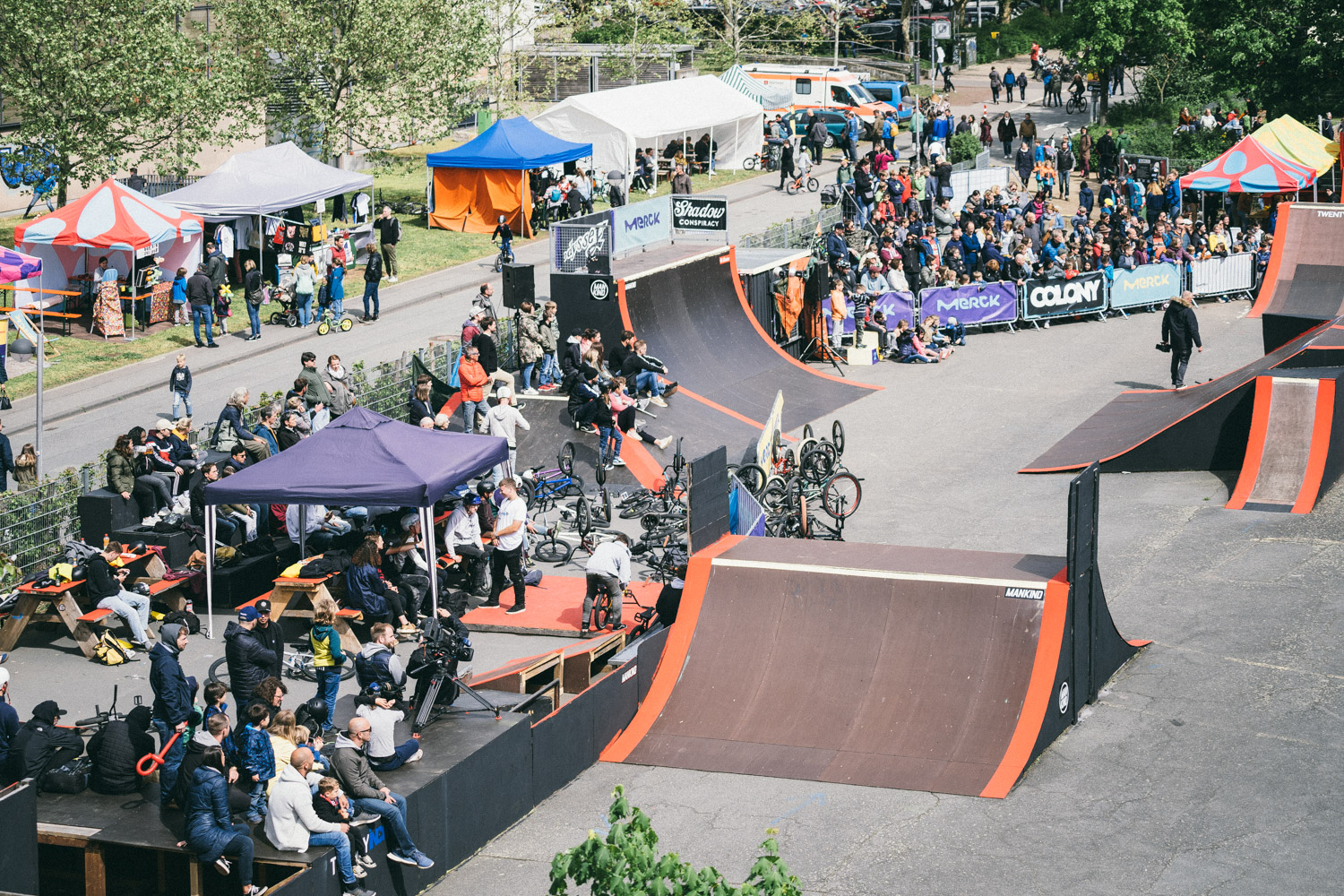 Die linke Hälfte des Parcours mit angeschlossener Zeltlandschaft