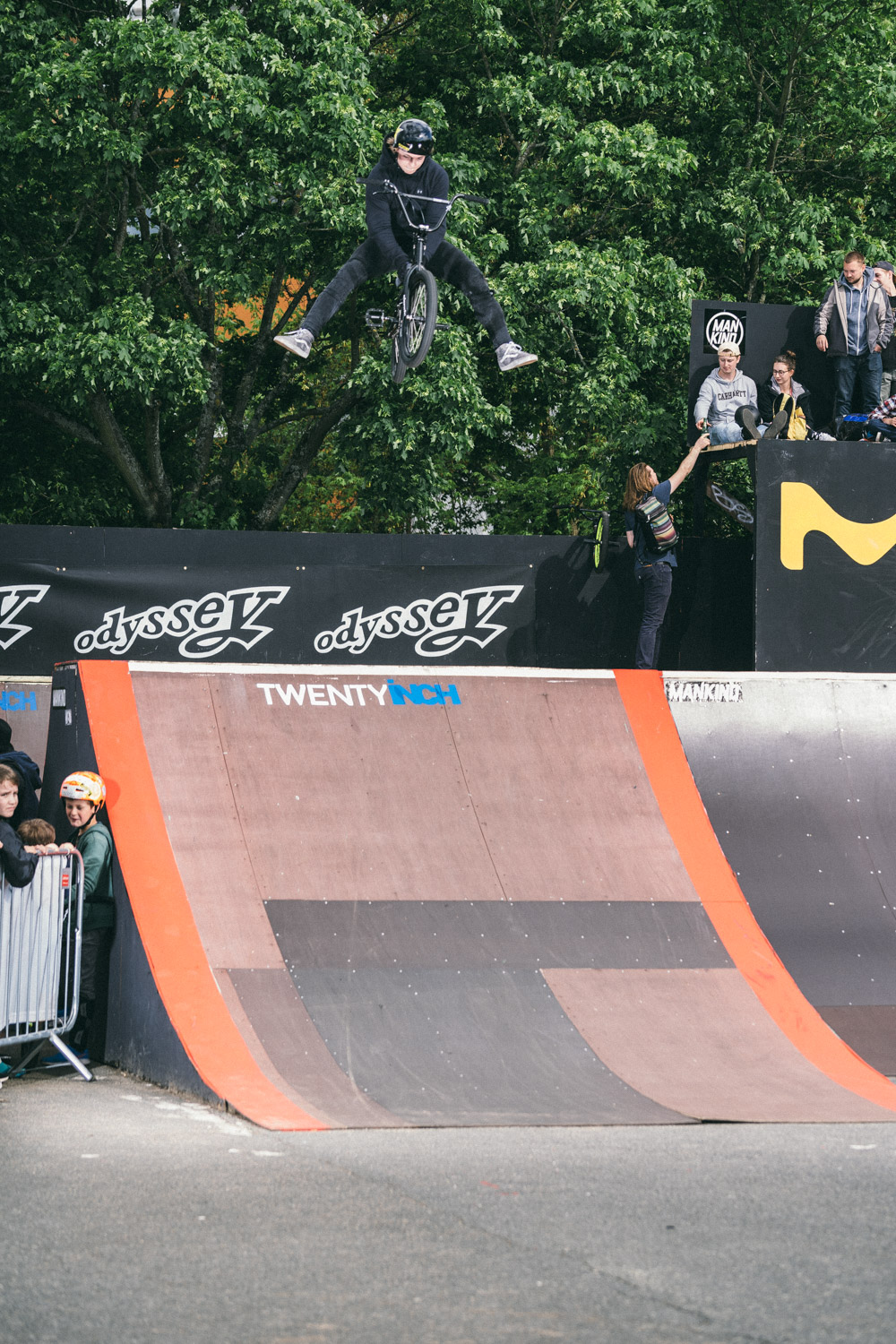 Michael Meisel mit einer Kanonenkugel